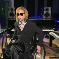 YOSHIKI、頚椎手術後初の生放送に車椅子で登場