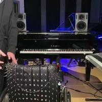 YOSHIKI、頚椎手術後初の生放送に車椅子で登場