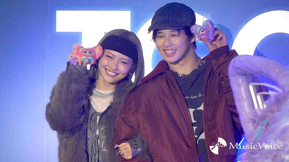 交際中のフォーエイト48・あみか＆アマリザ、腕組みして登場