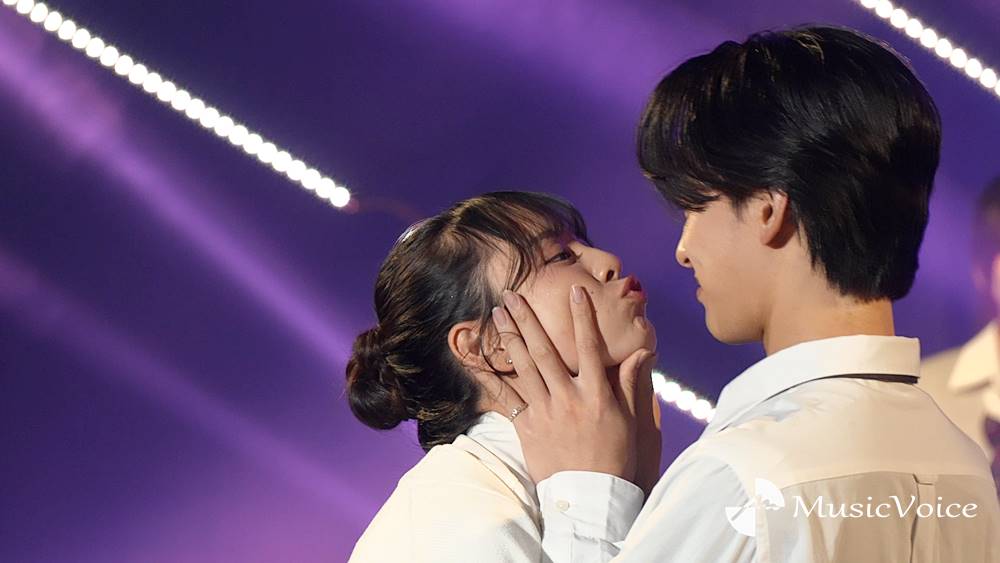 【今日好き】“まうバオ”小國舞羽＆Bao、ランウェイ上でキス寸前