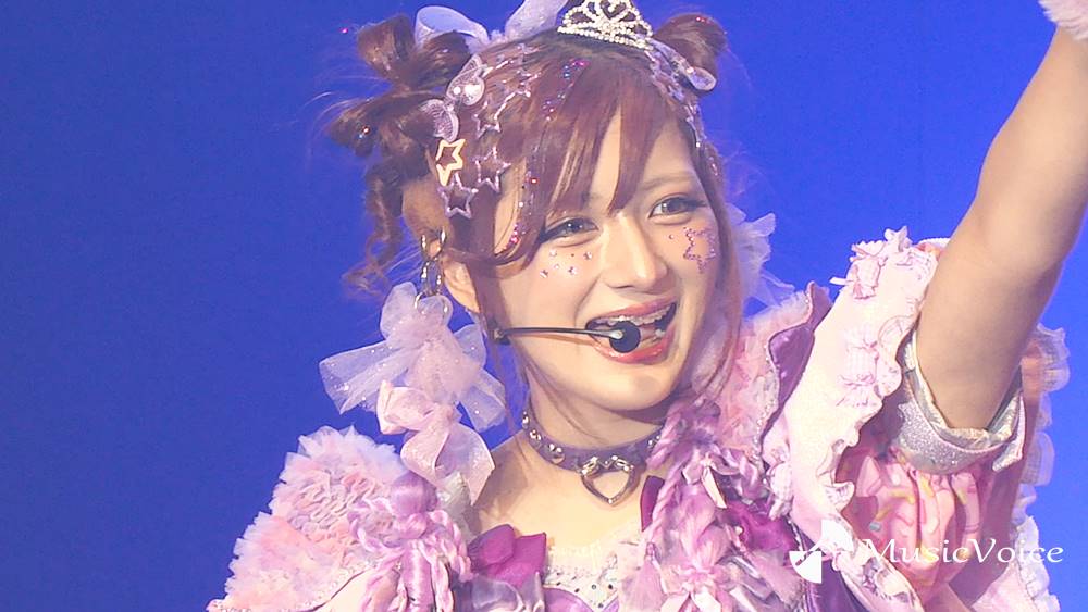 しなこ、新曲「歯ラ歯ラ」を披露