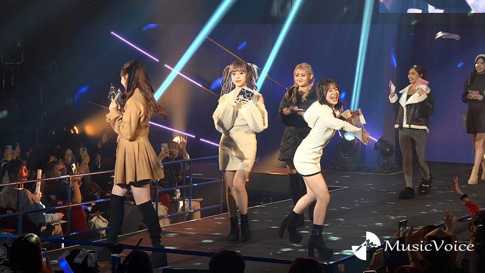 小國舞羽・米澤りあ・折田涼夏・まやりんら、ミニスカ美脚　秋冬コーデでランウェイ
