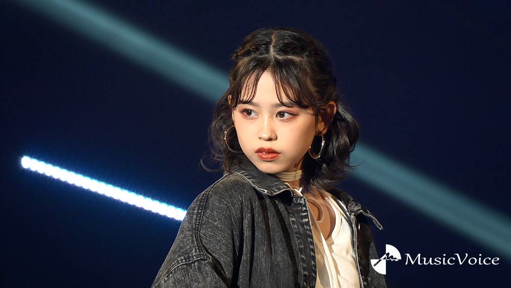 カジサック長女・梶原叶渚、デニムセットアップでランウェイ