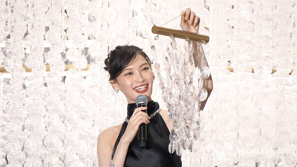 大政絢、レンズ４万枚使用のXマスツリーに感動　美肌映えドレス姿で点灯式