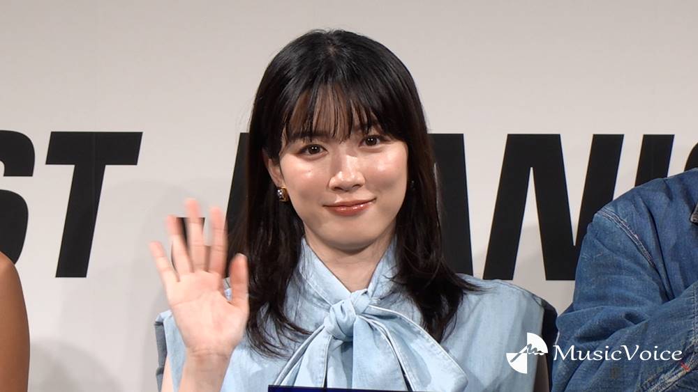 永野芽郁「デニム履いてバイクに」ベストジーニスト部門別受賞