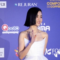 『二十五、二十一』『悪鬼』のキム・テリ、輝く純白ドレス姿　K-POP授賞式レカペ