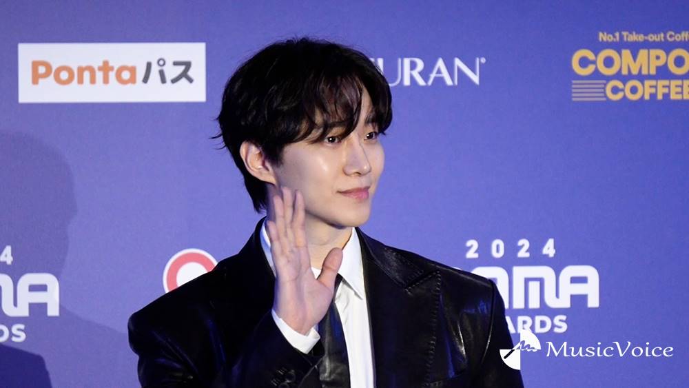 2PMのイ・ジュノ、爽やかスマイル　クールなセットアップ姿　K-POP授賞式レカペ