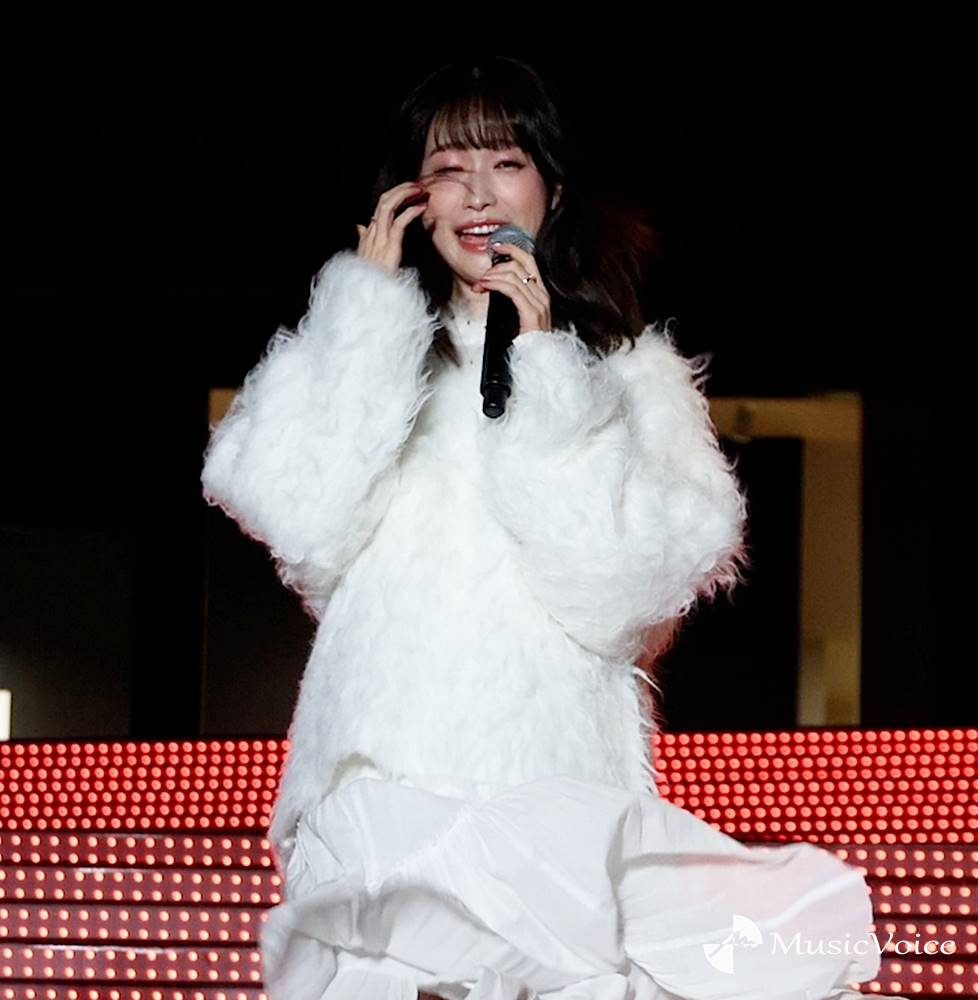 髙橋ひかる、寒空の点灯式　風に舞うフリルスカート　美脚チラリ