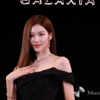 TWICE・SANA、胸元に輝く205カラットのダイヤ　総額70億円のジュエリー　