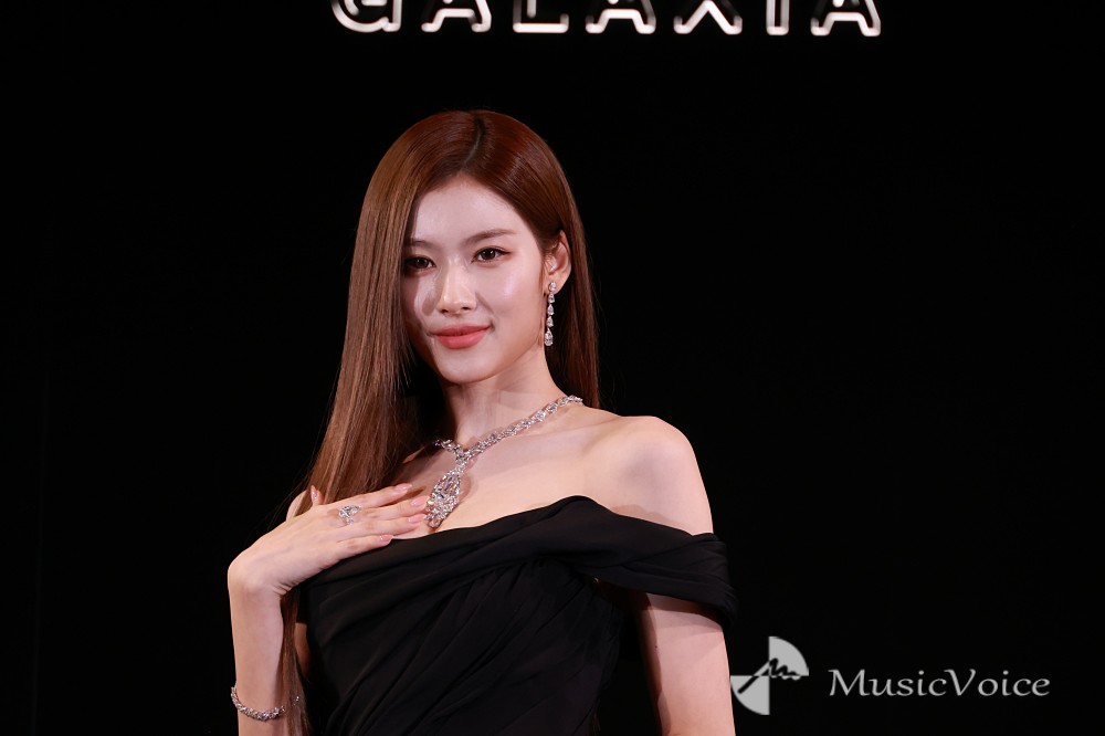 TWICE・SANA、胸元に輝く205カラットのダイヤ　総額70億円のジュエリー
