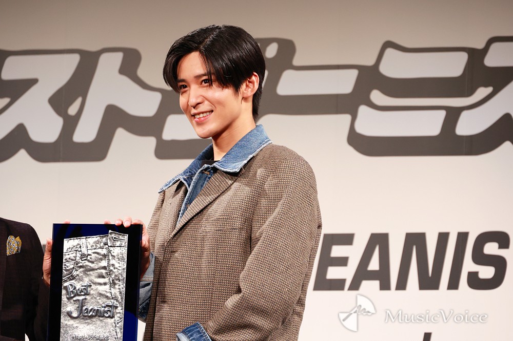 目黒蓮（Snow Man）「ベストジーニスト」初受賞　喜びをワンちゃんに報告