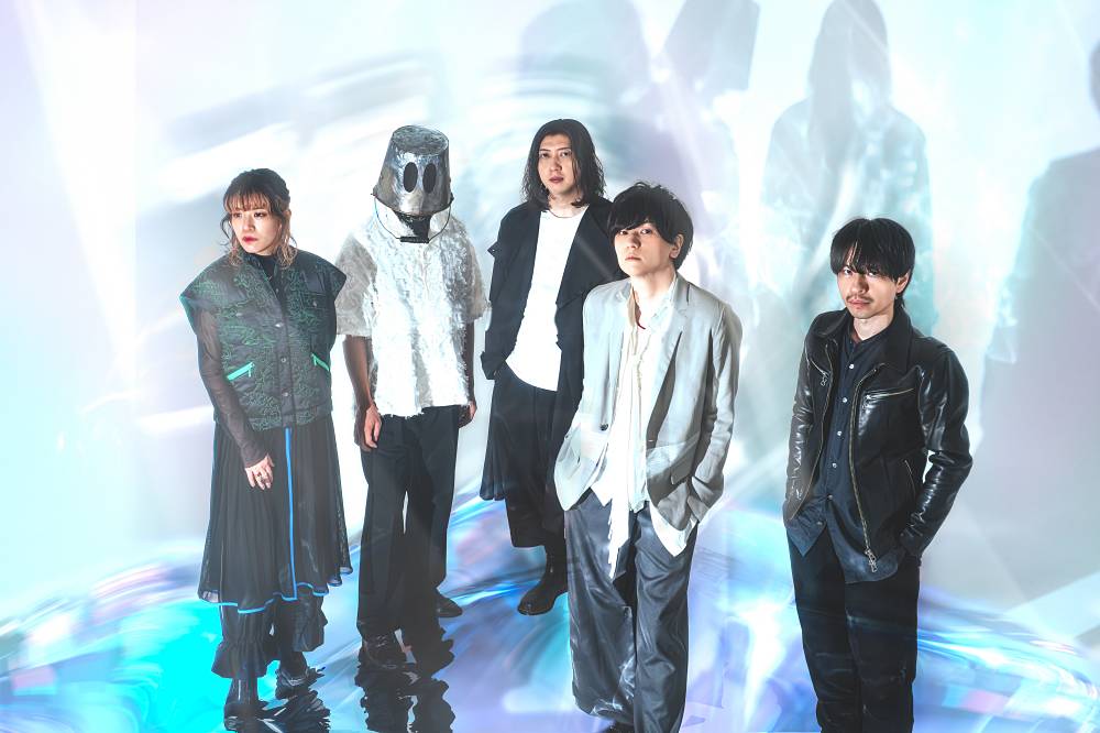 BIGMAMA、360°の鏡空間と照明効果が織りなす幻想空間で魅せる「Mirror World」MV公開