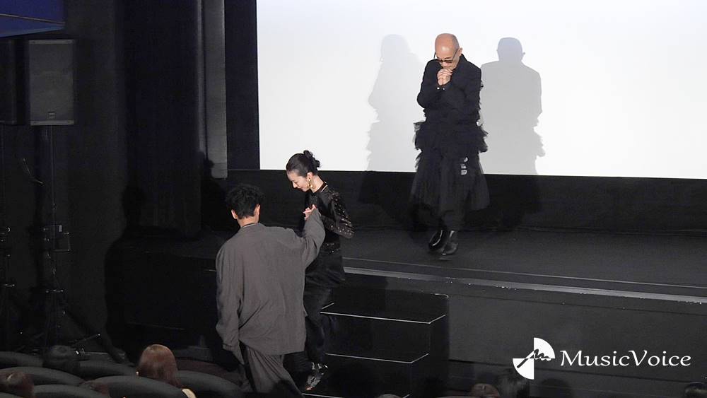 成田凌、中村映里子をエスコート　『雨の中の慾情』バスタブのシーン回顧