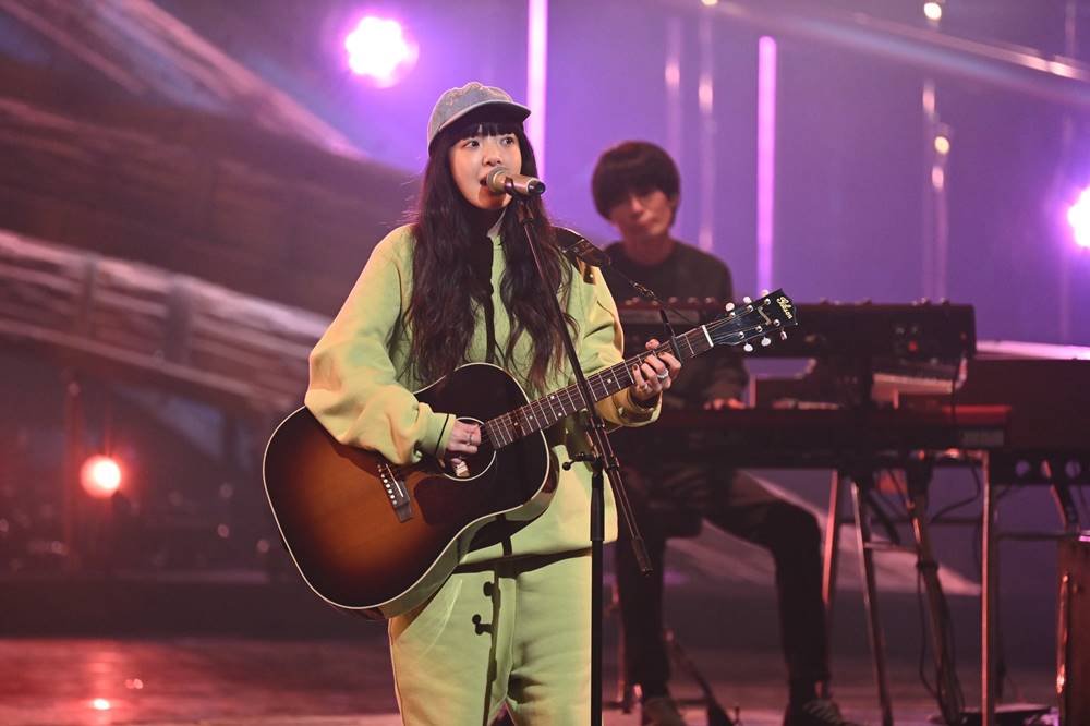 あいみょん、紅白リハ　フルバンド演奏　アコギ弾きながら丁寧に歌唱