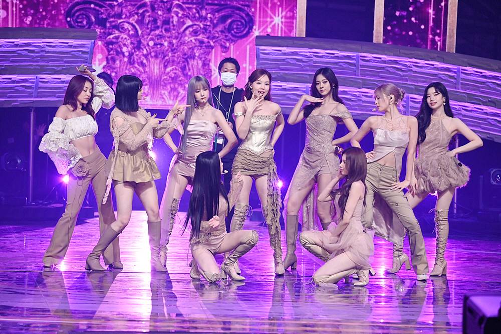 TWICE、紅白リハ　ゴージャスなLED映像をバックに圧巻のパフォーマンス