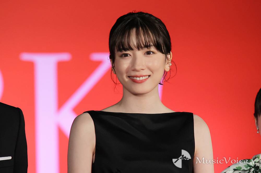 永野芽郁、黒のシックなドレスで「はたらく細胞」レカペに登場