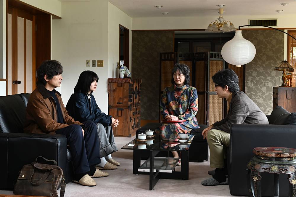 地区長代理の話に納得の行かない麻希（蒔田彩珠）は「私、娘です」と名乗る（ネタバレあり）