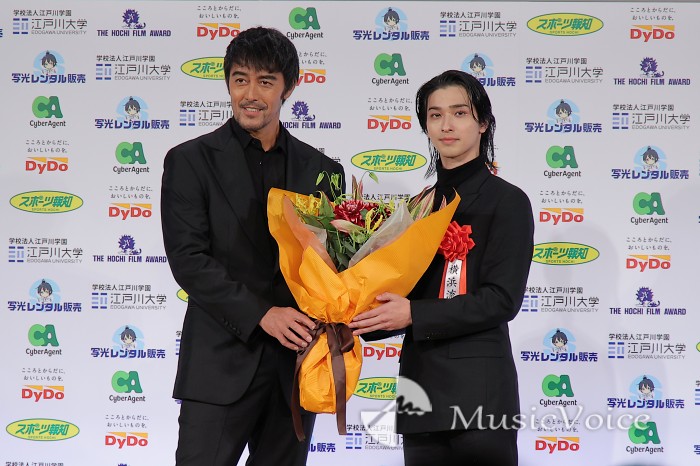 横浜流星「報知映画賞」表彰式に登壇　阿部寛がサプライズで登場しお祝い「俳優たちにとって大きな希望となる」