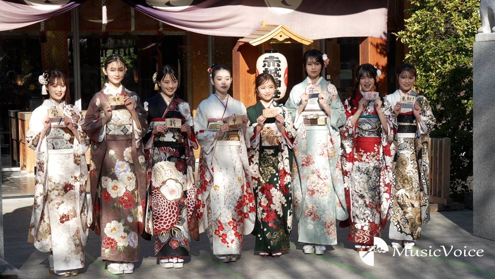 髙石あかり＆大原優乃らエイベックス所属タレント８人が晴れ着姿で抱負