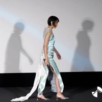 山本美月、深スリットワンピ