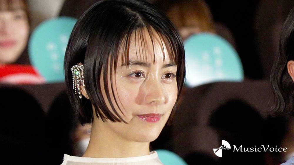 山本美月、深スリットワンピで大胆美脚見せ　子育てエピソードも
