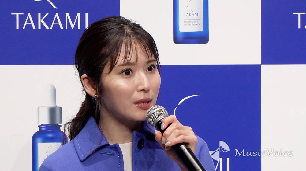 松岡茉優、美しい柔らかさのある透明感肌　司会者に称えられ照れ顔