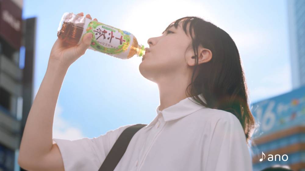 新垣結衣「十六茶」新CMで「ゴクゴク」、楽曲はanoが担当「嬉しかった」