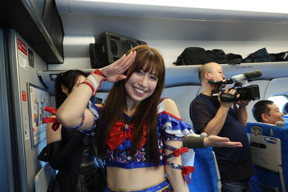 【東京女子プロレス】荒井優希ら新幹線車内で激闘「こんな新幹線は初めて」