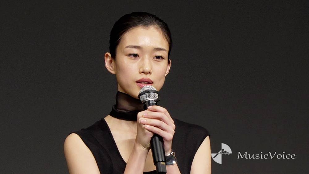 河合優実、胸開きドレスで登壇　照れながら「方向音痴」を告白