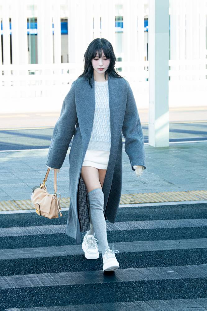 TWICE MINA、伊ミラノへ向けフェンディのトータルルックで空港に