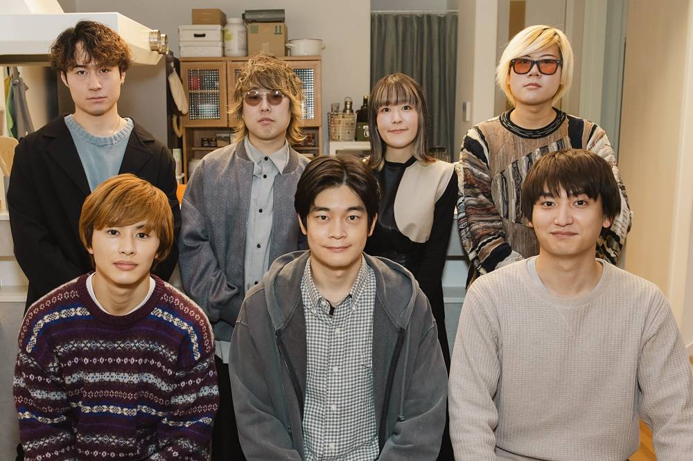 レトロリロン＆Aki、ドラマ「晩餐ブルース」撮影現場を訪問　井之脇海らとの記念写真を公開