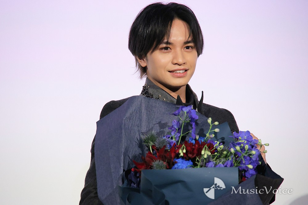 中島健人、花束贈呈にフライング!?「花があれば掴んじゃうんですよ」