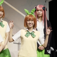 日向坂46四期生が初舞台、四女役の正源司陽子＆平尾帆夏＆藤嶌果歩「キラキラスマイルで」