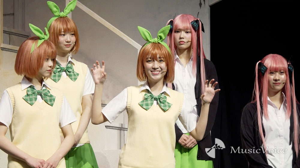 日向坂46四期生が初舞台、四女役の正源司陽子＆平尾帆夏＆藤嶌果歩「キラキラスマイルで」