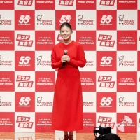 今田美桜が28歳に、ボディラインに大人の変化を実感　タイトな赤コーデで登場
