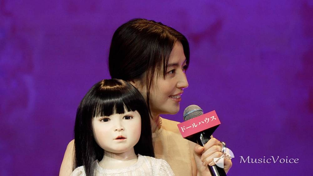 長澤まさみ「ドールハウス」劇中共演の謎の人形を抱えたままトーク「魅力的で惹きつけられる」