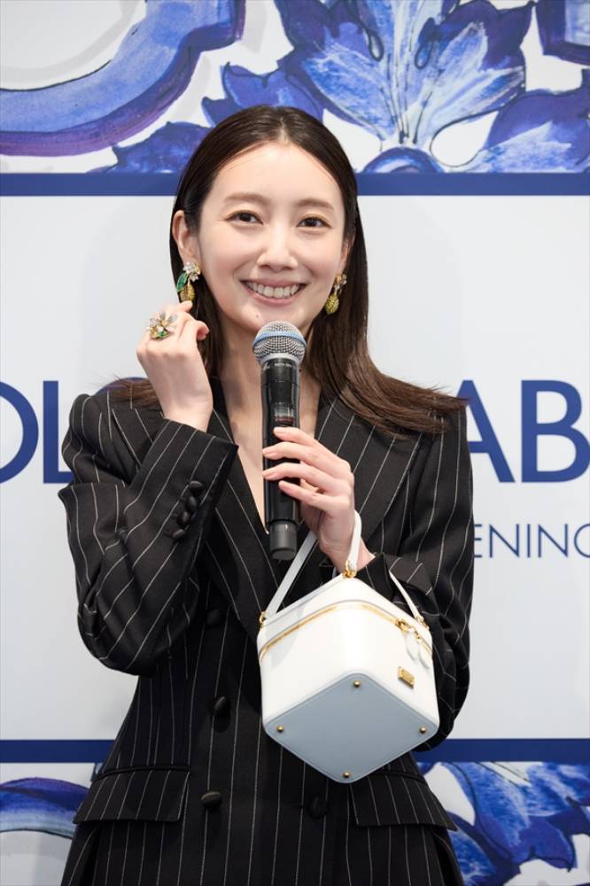 波瑠、ブラックのセットアップ姿「負けられない会議に着たい」