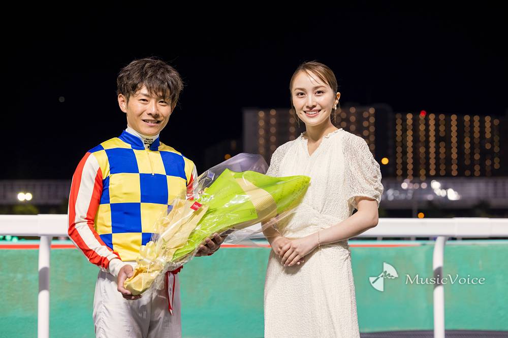 ももクロ百田夏菜子、船橋競馬場で表彰式に出席　レースを間近で体感「気持ちが高まった」