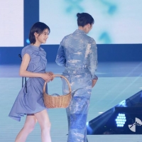 出口夏希、超ミニワンピで美脚全開　大胆美背中でランウェイ「すごい 楽しかった」