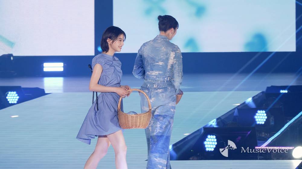 出口夏希、超ミニワンピで美脚全開　大胆美背中でランウェイ「すごい 楽しかった」