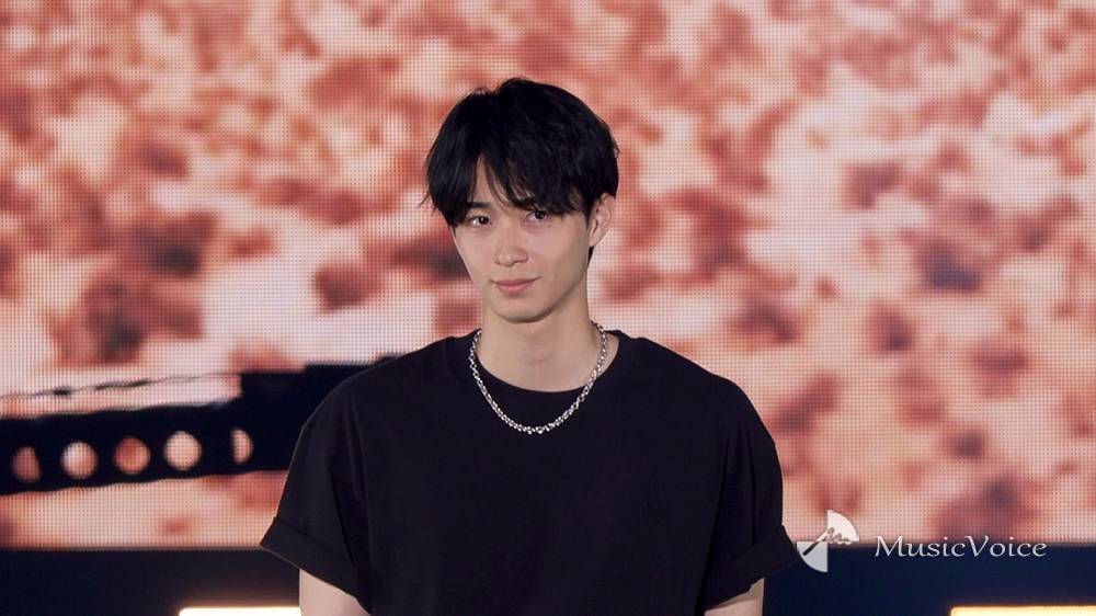 野村康太、シンプルコーデをクールに着こなし　爽やか笑顔も