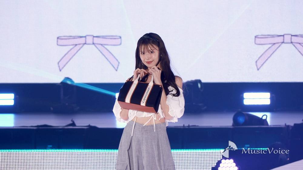 鈴木ゆうか、美ウエストをチラ見せ　上品大人ルック