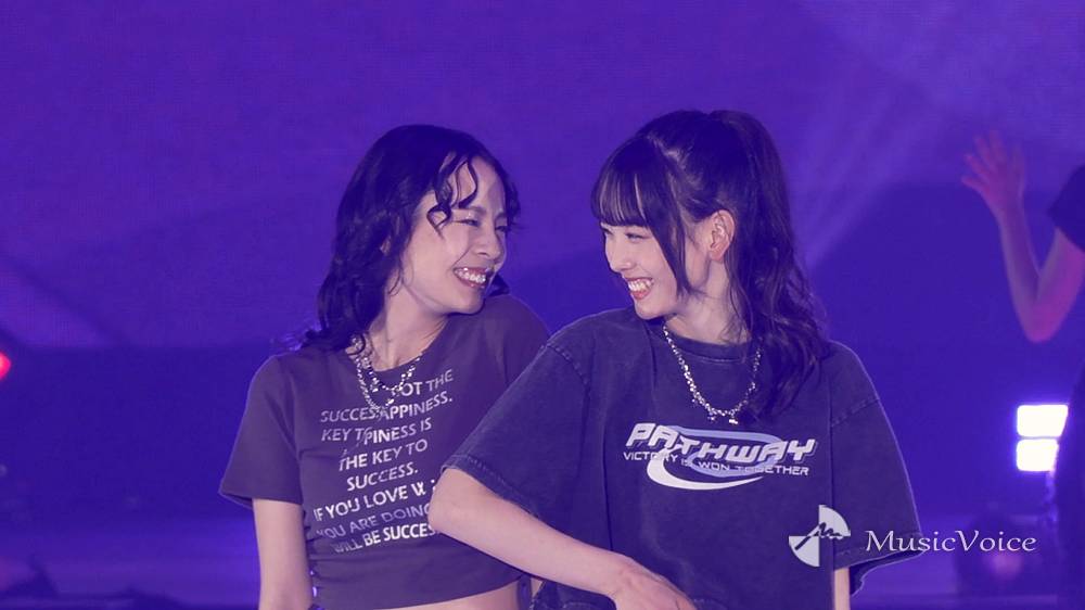松本麗世×小國舞羽、ランウェイで見つめ合い照れ笑い