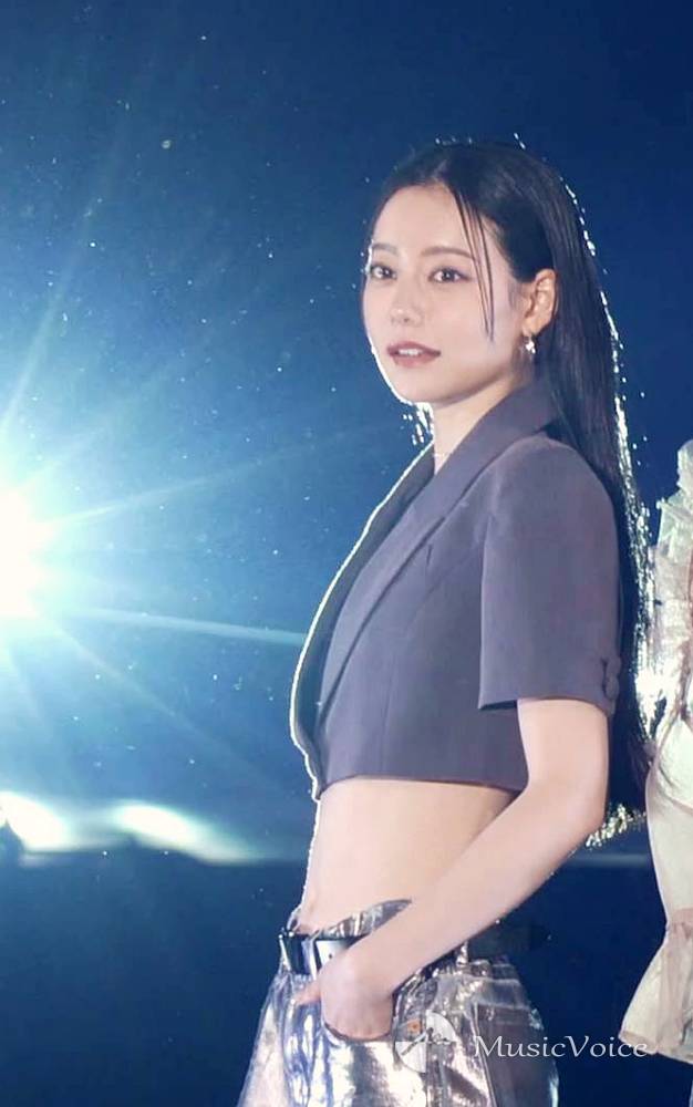 なごみ、美ウエスト大胆に　シルバーのデニムパンツをクールに着こなし