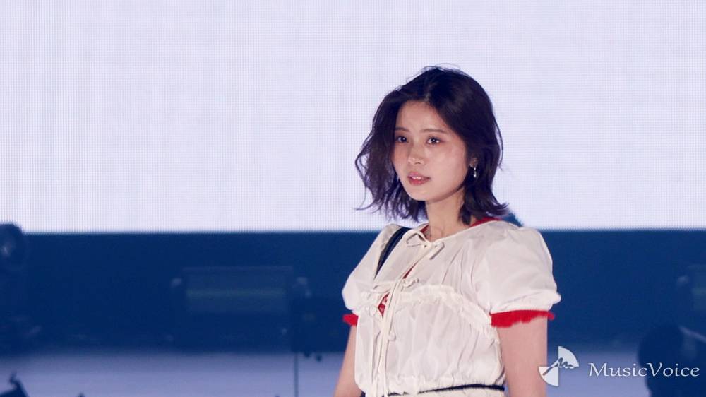 星乃夢奈、髪かきあげ大人モード　ミニワンピをクールに着こなし