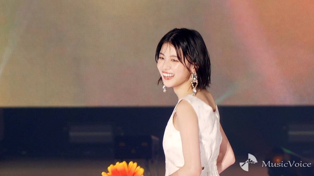 出口夏希、爽やかホワイトワンピ　美ウエストチラ見せ