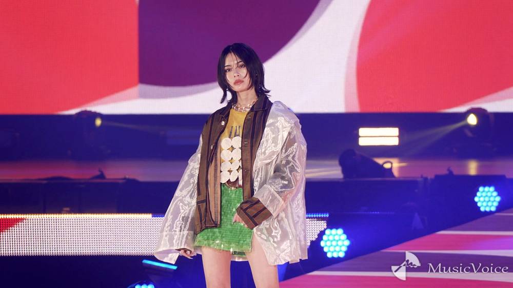 安斉星来、大人クールなスパンコールミニスカ　大胆美脚