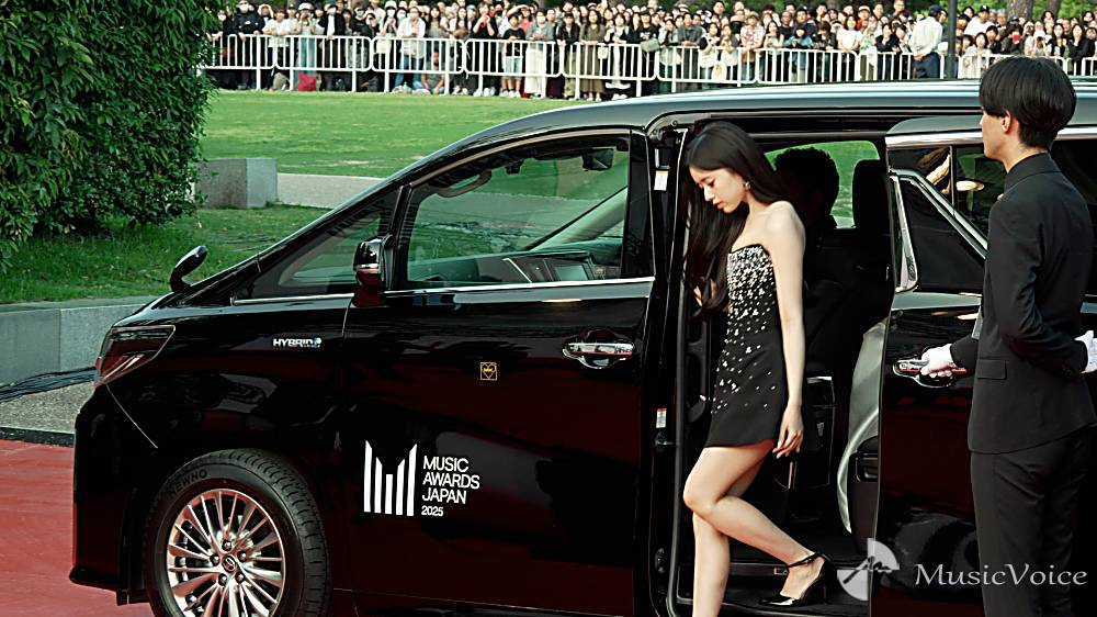 NiziU、輝き放つレッドカーペット　車からの登場も美しく