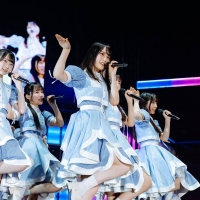 日向坂46、新メンバー10人が初パフォ「手を繋いで全力で日向坂を――」