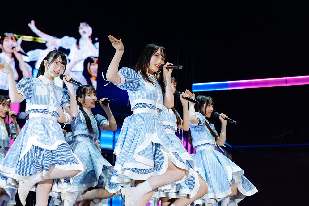 日向坂46、新メンバー10人が初パフォ「手を繋いで全力で日向坂を――」